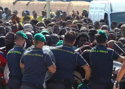 I migranti scavalcano il muro dell'hotspot: a Lampedusa è caos totale