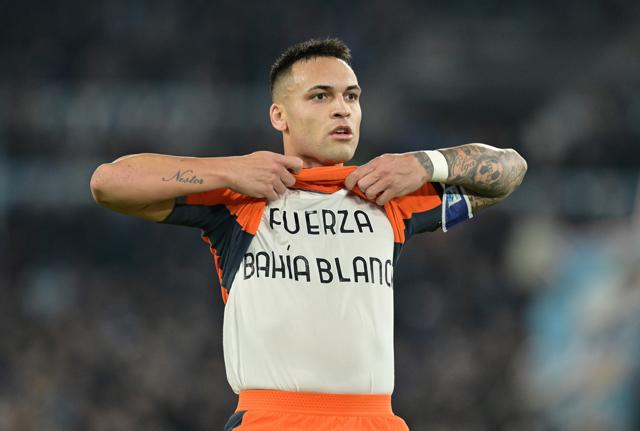 Lautaro gol e maglia speciale con dedica commovente: "Forza Bahia Blanca" (foto Lapresse) Lautaro gol e maglia speciale con dedica commovente: "Forza Bahia Blanca" (foto Lapresse)