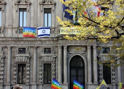 Bandiere di Israele e della Pace al Comune: 'Sbagliato esporle entrambe'