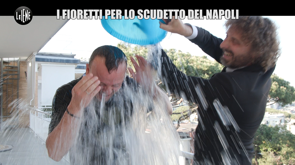 Gigi D'Alessio a Le Iene, fioretto per lo scudetto del Napoli Gigi D'Alessio a Le Iene, fioretto per lo scudetto del Napoli