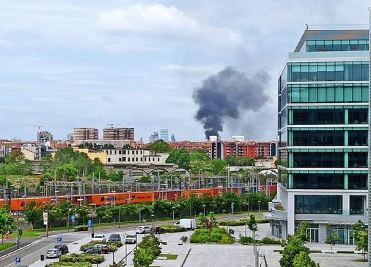 Incendio a Milano (foto: Vittorio Eboli via twitter) Incendio a Milano (foto: Vittorio Eboli via twitter)