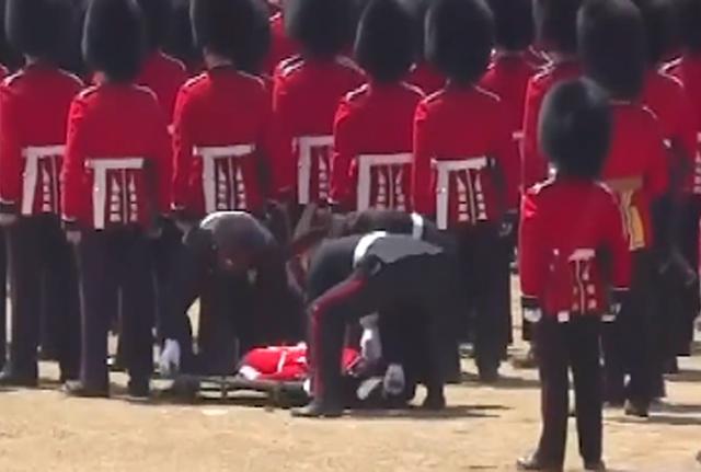 Londra, alcune guardie reali crollano a terra per il gran caldo durante una parata col Principe William Londra, alcune guardie reali crollano a terra per il gran caldo durante una parata col Principe William