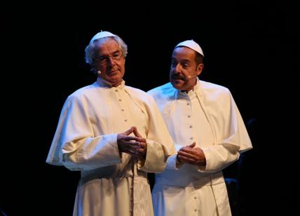 Lopez e Solenghi sul palco del Teatro Romano a Ostia: tra sketch e imitazioni