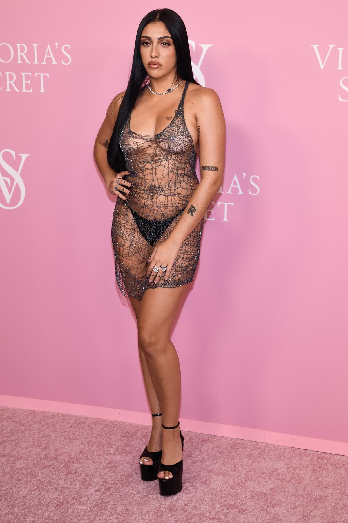 Lourdes Leon, la figlia di Madonna e il suo nude look nella notte di Victoria's Secret (foto Ipa) Lourdes Leon, la figlia di Madonna e il suo nude look nella notte di Victoria's Secret (foto Ipa)