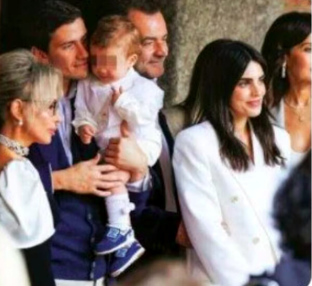 Luigi Berlusconi con la moglie e il figlio, foto da Chi 2 (1) Luigi Berlusconi con la moglie e il figlio, foto da Chi 2 (1)