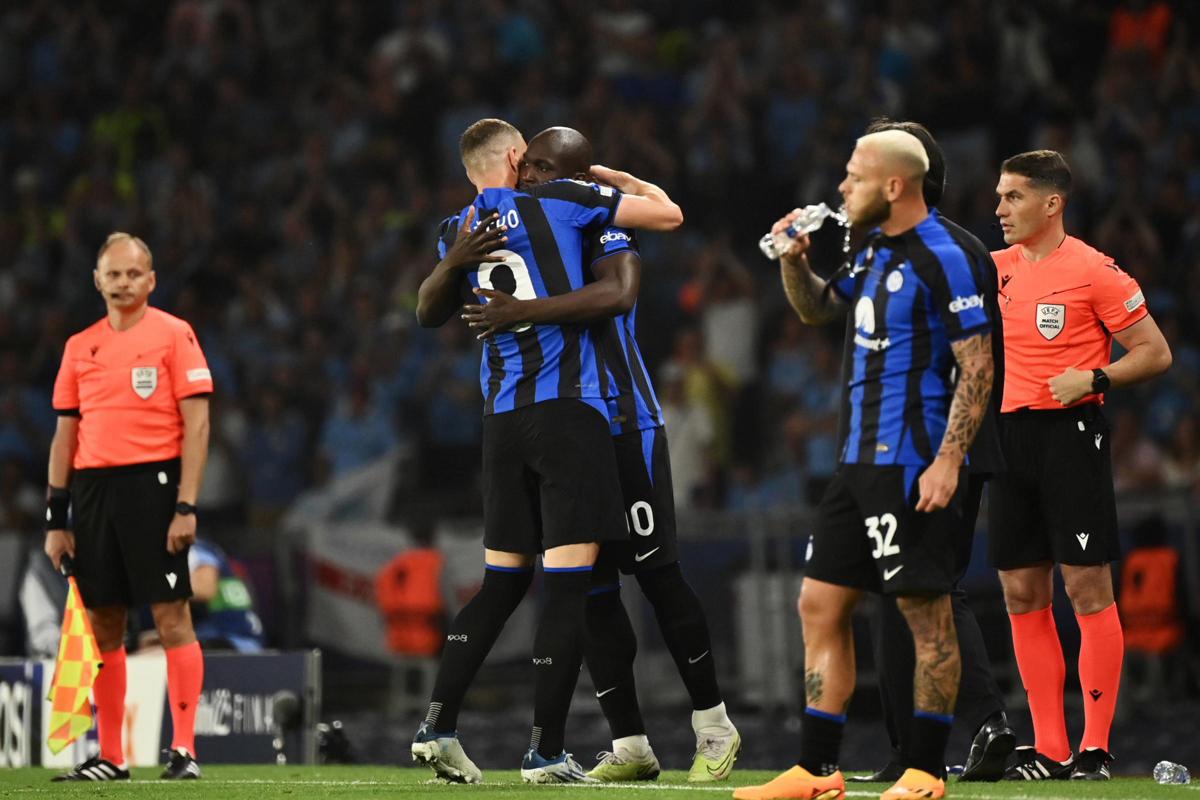 Lukaku-Dzeko, l'abbraccio al momento dell'ingresso in campo di Big Rom in finale di Champions (foto Lapresse) Lukaku-Dzeko, l'abbraccio al momento dell'ingresso in campo di Big Rom in finale di Champions (foto Lapresse)