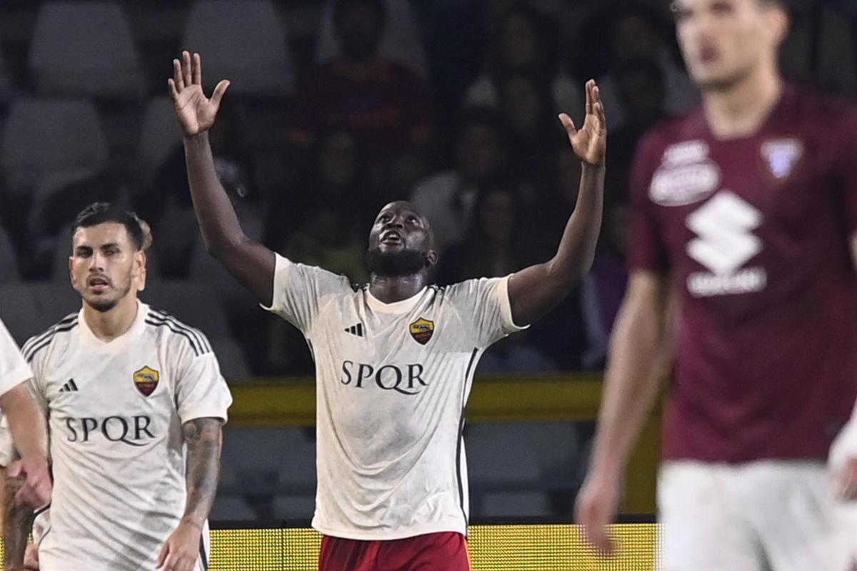 Lukaku in gol a Torino con la maglia della Roma (foto Lapresse) Lukaku in gol a Torino con la maglia della Roma (foto Lapresse)