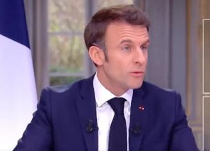 Macron parla di sacrifici in tv e nasconde sotto il tavolo il suo orologio da 80 mila euro