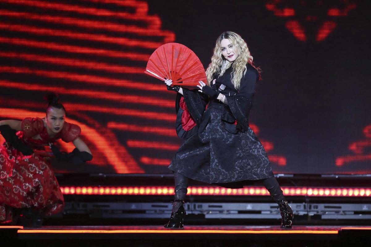 Madonna (foto Lapresse), problemi di salute: posticipa il tour Madonna (foto Lapresse), problemi di salute: posticipa il tour