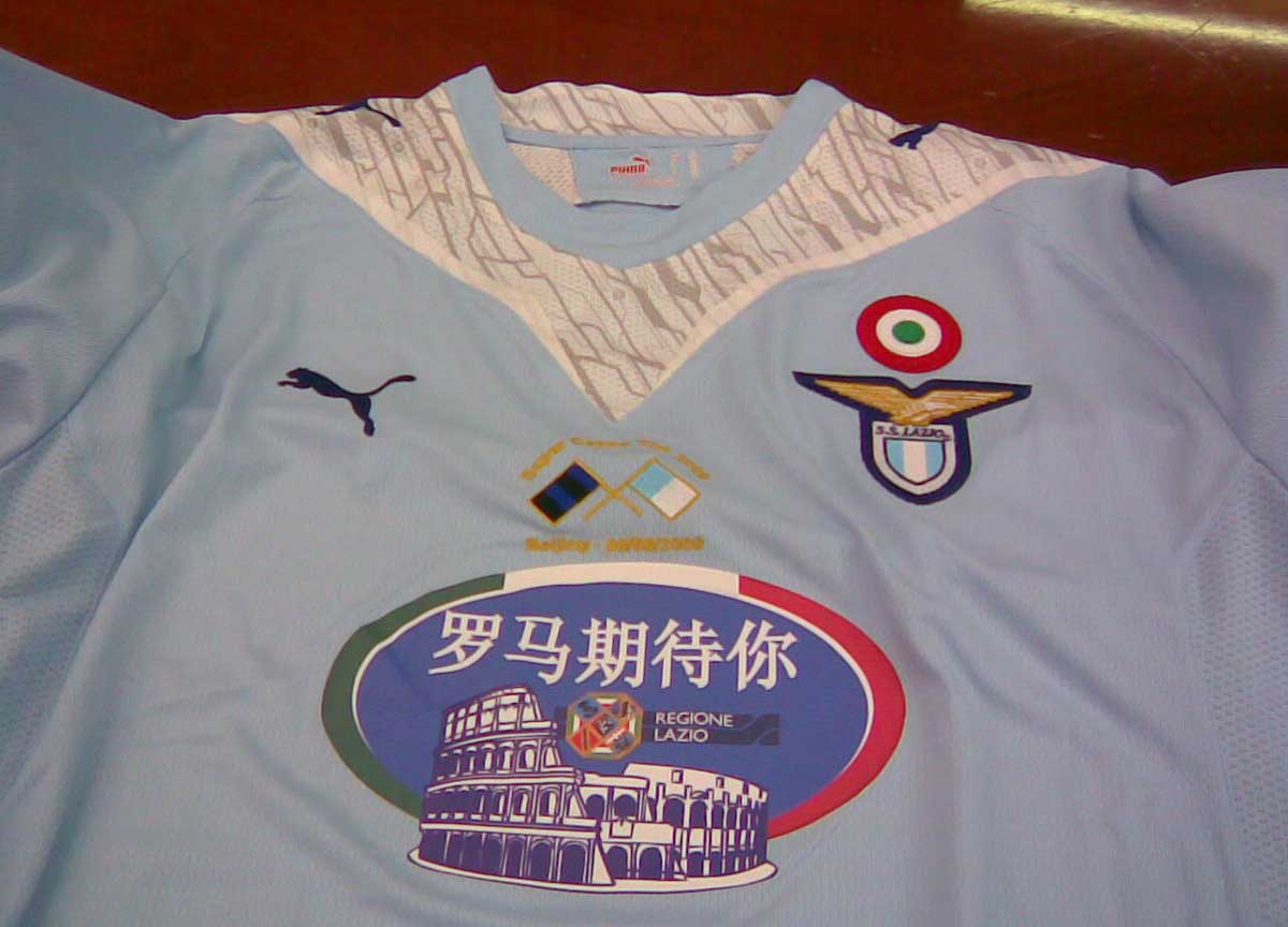 La maglia dell'Ss Lazio con il logo della Regione Lazio La maglia dell'Ss Lazio con il logo della Regione Lazio