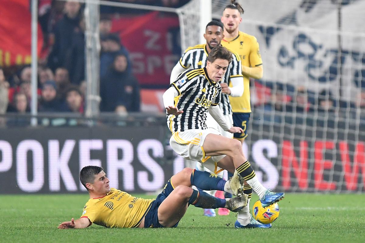 Genoa-Juventus 1-1. Malinovskyi (foto Lapresse) ammonito per entrata su Yildiz. dall'arbitro Massa e non va al VAR (Fabbri). Aia; episodio andava rivisto e Malinovskyi espulso Genoa-Juventus 1-1. Malinovskyi (foto Lapresse) ammonito per entrata su Yildiz. dall'arbitro Massa e non va al VAR (Fabbri). Aia; episodio andava rivisto e Malinovskyi espulso