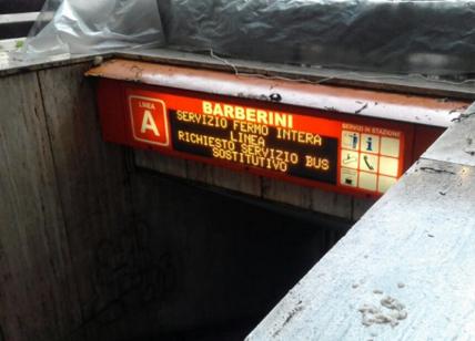 Nubifragio a Roma, blackout sulla metro A, cadono pannelli nella C. Pochi taxi