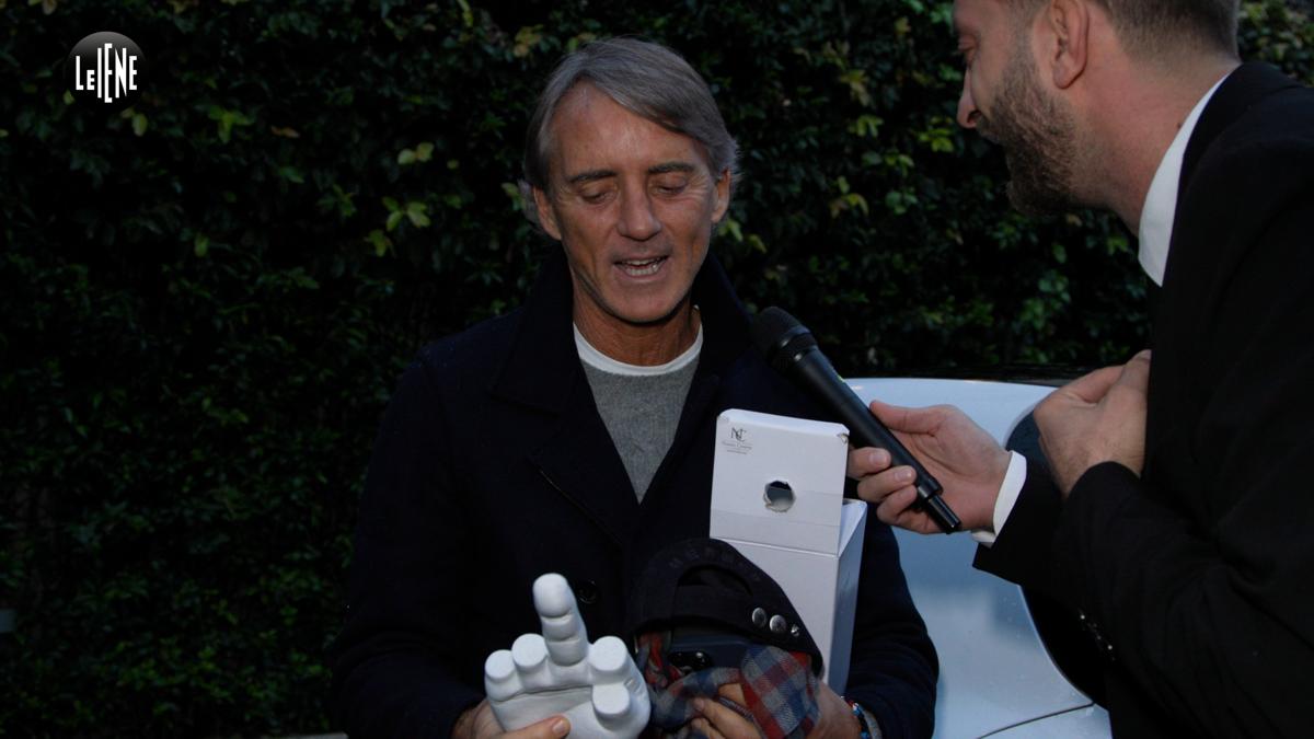 MANCINI DITO MEDIO GRAVINA FIGC LE IENE