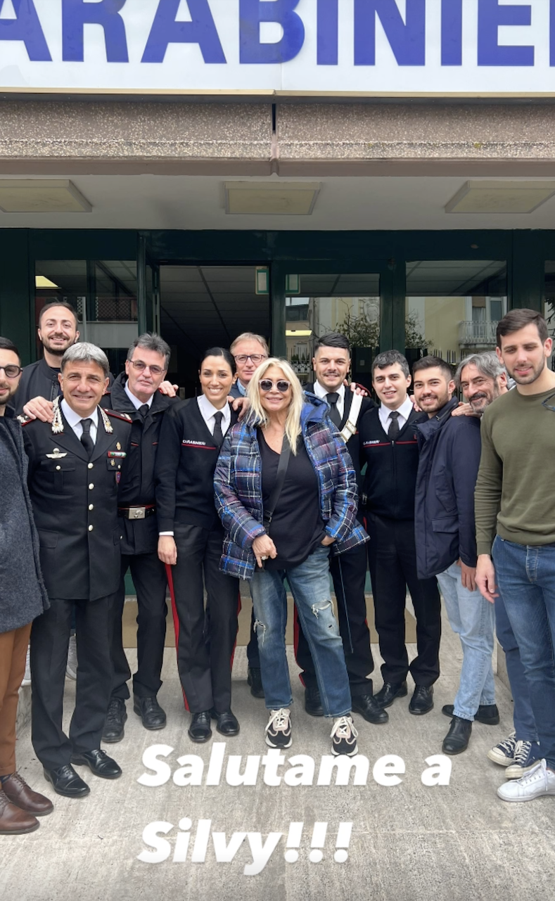 Mara Venier in caserma dai carabinieri Mara Venier in caserma dai carabinieri