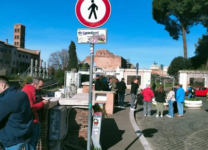 Roma, al Colosseo il marciapiede è vietato ai pedoni. E Patanè si scusa