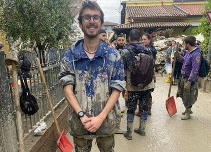 Alluvione, rider va a spalare fango e il titolare lo licenzia:"Sei un buffone"