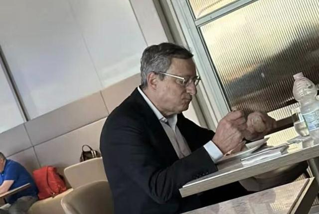 Mario Draghi pranza in aeroporto Mario Draghi pranza in aeroporto