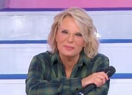 "Fammela vedere". Maria De Filippi finisce a terra, è bufera a Uomini e Donne