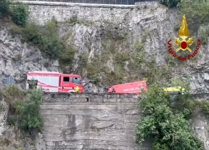 Incidente a Brescia, tir giù dalla scarpata: disperso il conducente. VIDEO