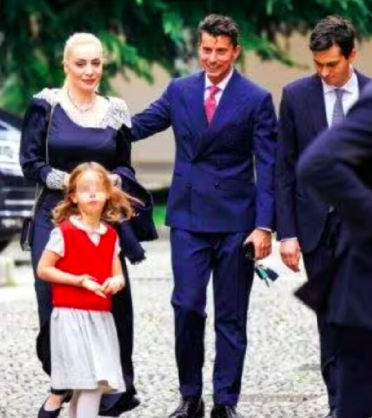 Marta Fascina al battesimo del secondo figlio di Luigi Berlusconi, foto da Chi 2 Marta Fascina al battesimo del secondo figlio di Luigi Berlusconi, foto da Chi 2