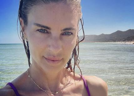 Martina Colombari, bikini (mozzafiato) di buon anno. "Potresti rifare Miss Italia e...". Foto