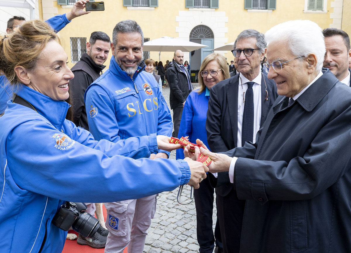 mattarella riceve in dono un guinzaglio della Sics