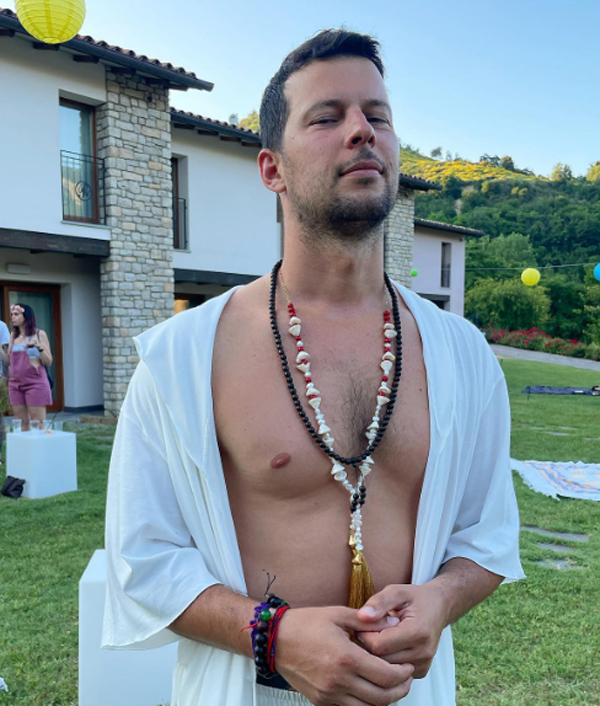 Il marito di Federica Pellegrini Matteo Giunta, look total white (Instagram kikkafede88) Il marito di Federica Pellegrini Matteo Giunta, look total white (Instagram kikkafede88)