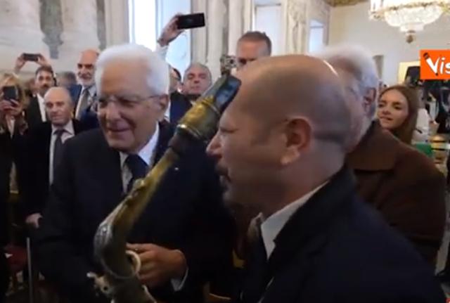 Mattarella canta "Nel blu dipinto di blu" con I Cugini di Campagna Mattarella canta "Nel blu dipinto di blu" con I Cugini di Campagna