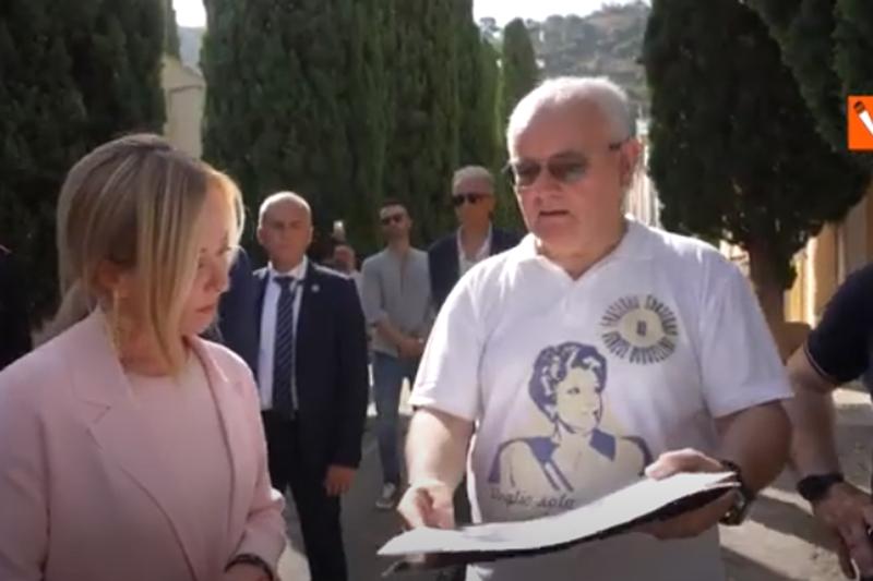 Meloni riceve in dono ritratto di Paolo dalla famiglia Borsellino Meloni riceve in dono ritratto di Paolo dalla famiglia Borsellino