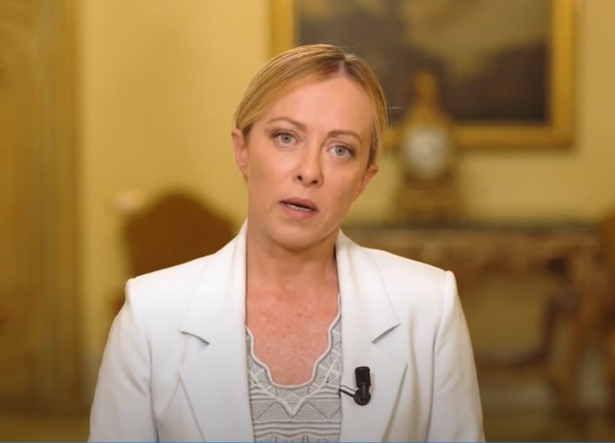 Meloni: "Per fermare gli arrivi di migranti serve una missione navale della Ue" Meloni: "Per fermare gli arrivi di migranti serve una missione navale della Ue"