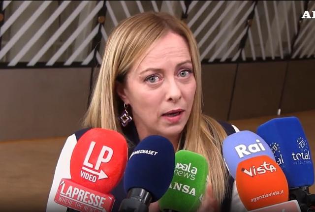 Meloni al giornalista di Repubblica: "Articolo di oggi inventato" Meloni al giornalista di Repubblica: "Articolo di oggi inventato"