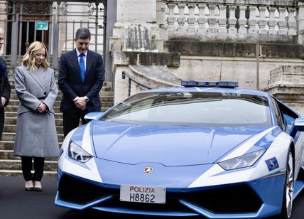 Lamborghini dona la nuova Urus alla Polizia di Stato