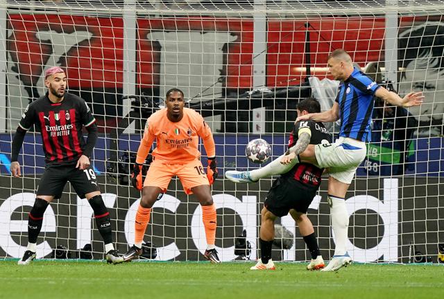 Dzeko colpisce il Milan nel derby d'andata di Champions (foto Lapresse) Dzeko colpisce il Milan nel derby d'andata di Champions (foto Lapresse)