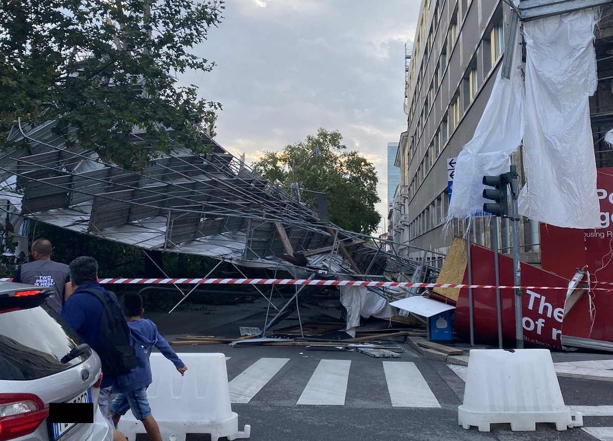 Violento nubifragio a Milano (foto via Twitter) Violento nubifragio a Milano (foto via Twitter)