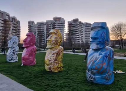 Milano, quattro colossi Moai nel cuore di CityLife. VIDEO