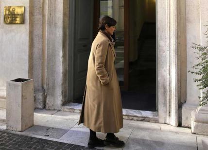 Roma, la Lucarelli indagata per corruzione. M5s-LcR: “Gualtieri chiarisca”