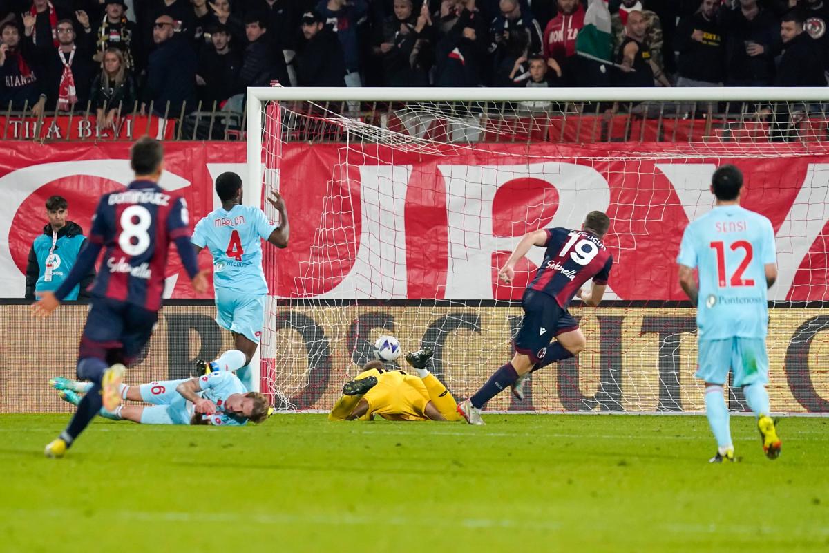 Monza-Bologna 0-0. Annullato il gol di Ferguson dall'arbitro Peruzzo per spinta precedente di di Zirkzee su Caldirola (conferma il VAR Di Paolo, Longo AVAR). AIA: il gol andava convalidato (foto Ipa) Monza-Bologna 0-0. Annullato il gol di Ferguson dall'arbitro Peruzzo per spinta precedente di di Zirkzee su Caldirola (conferma il VAR Di Paolo, Longo AVAR). AIA: il gol andava convalidato (foto Ipa)