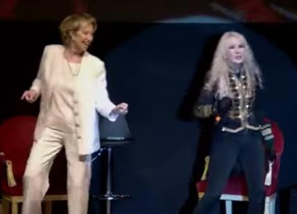 Europee, Moratti balla sul palco con Ivana Spagna. Il VIDEO cult