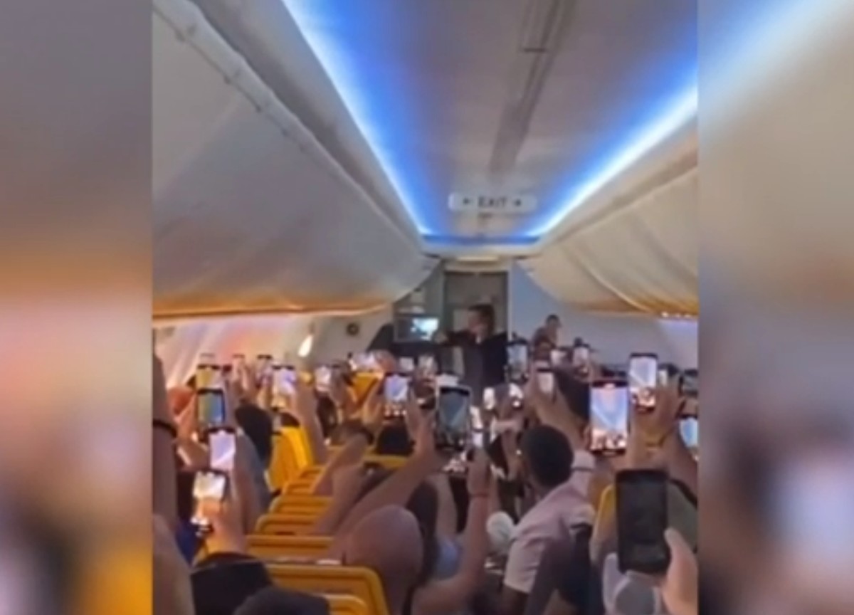 Gianni Morandi improvvisa uno show sull’aereo
