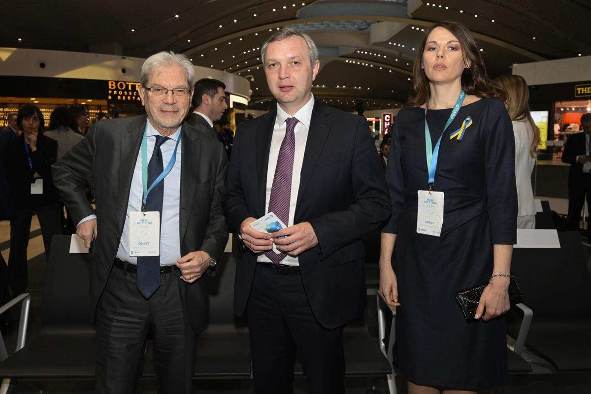 Il Presidente ADR Claudio De Vincenti con l'Ambasciatore ucraino Yaroslav Melnyk e consorte Il Presidente ADR Claudio De Vincenti con l'Ambasciatore ucraino Yaroslav Melnyk e consorte