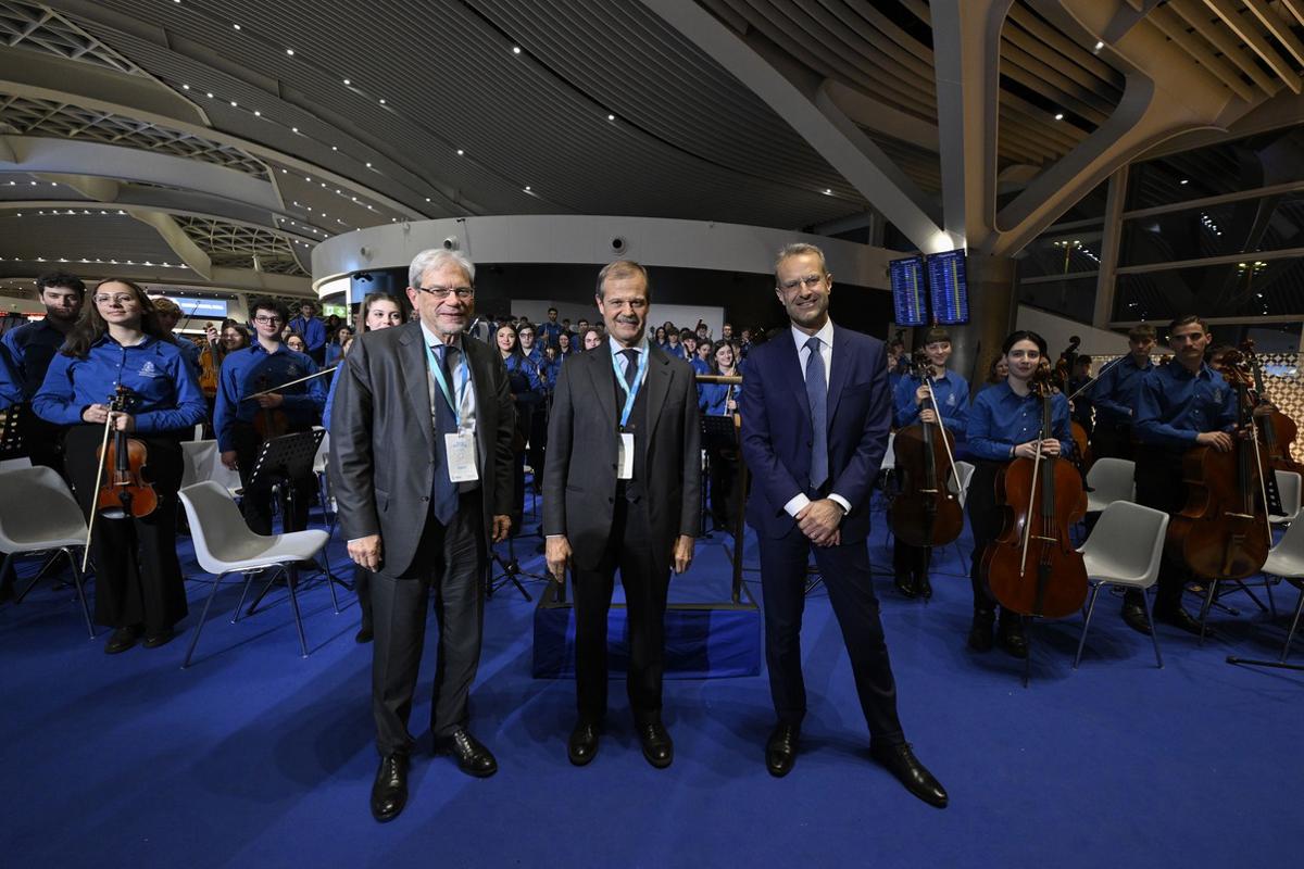 Il Presidente di ADR Claudio De Vincenti con il Presidente di Mundys Giampiero Massolo e Marco Troncone, AD di ADR Il Presidente di ADR Claudio De Vincenti con il Presidente di Mundys Giampiero Massolo e Marco Troncone, AD di ADR
