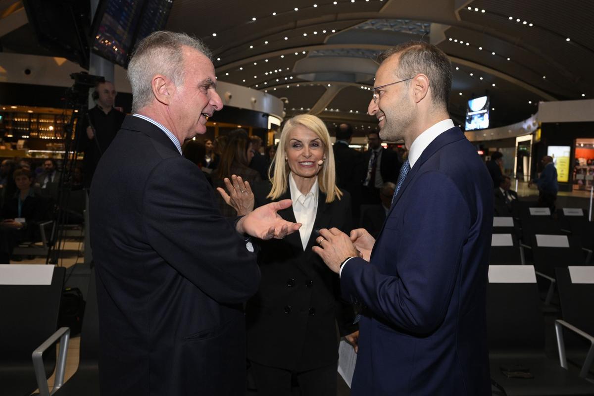 Il Presidente ENAC Pierluigi Umberto Di Palma con la conduttrice di RTL Federica Gentile e Marco Troncone, AD di ADR Il Presidente ENAC Pierluigi Umberto Di Palma con la conduttrice di RTL Federica Gentile e Marco Troncone, AD di ADR