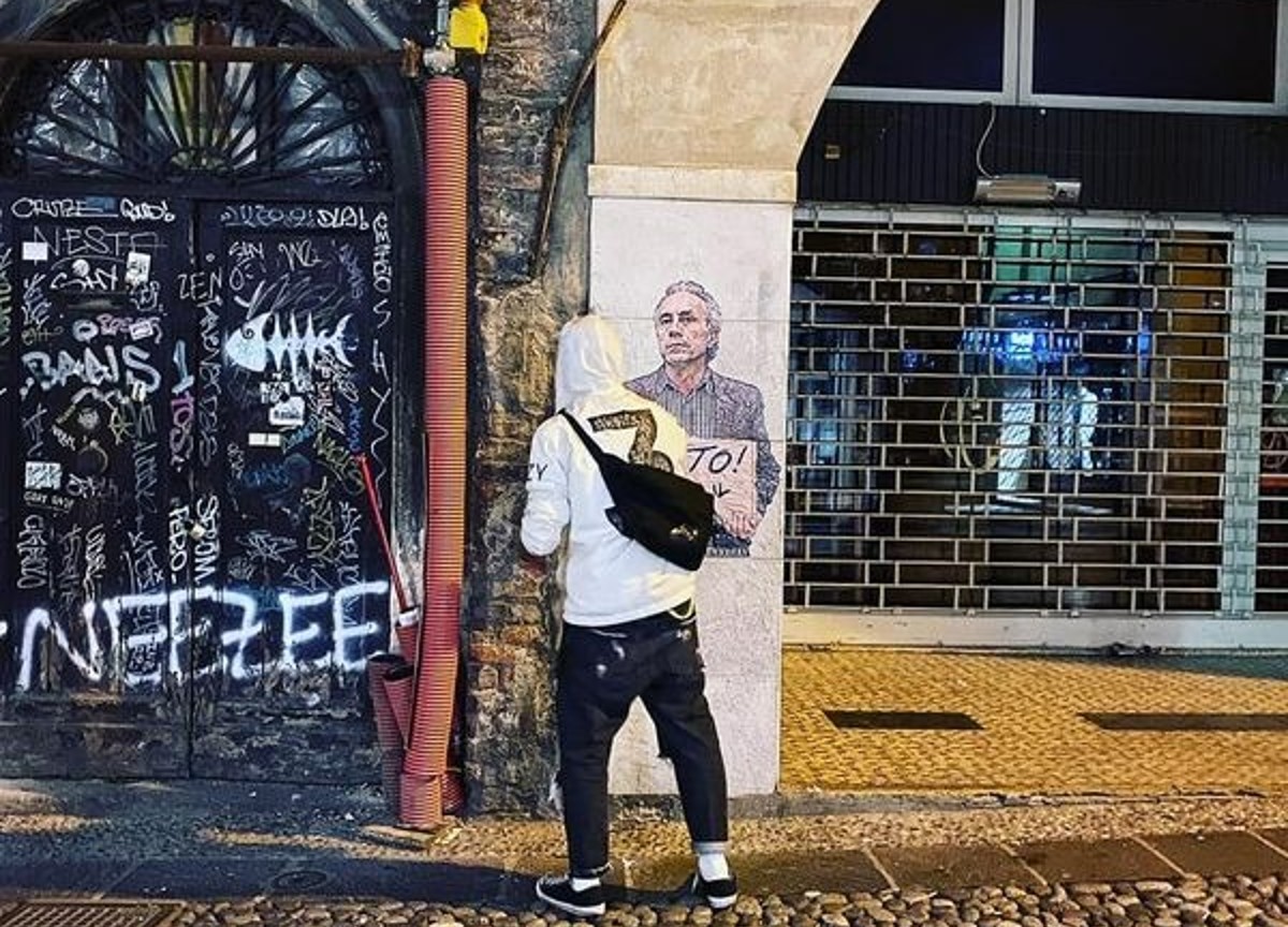 Marco Travaglio nel murales di Evyrein