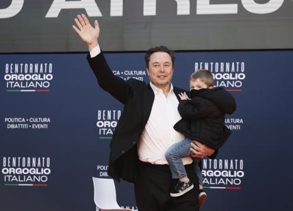 Musk sul palco di Atreju col figlio: "Italiani fate bambini perché..". I video