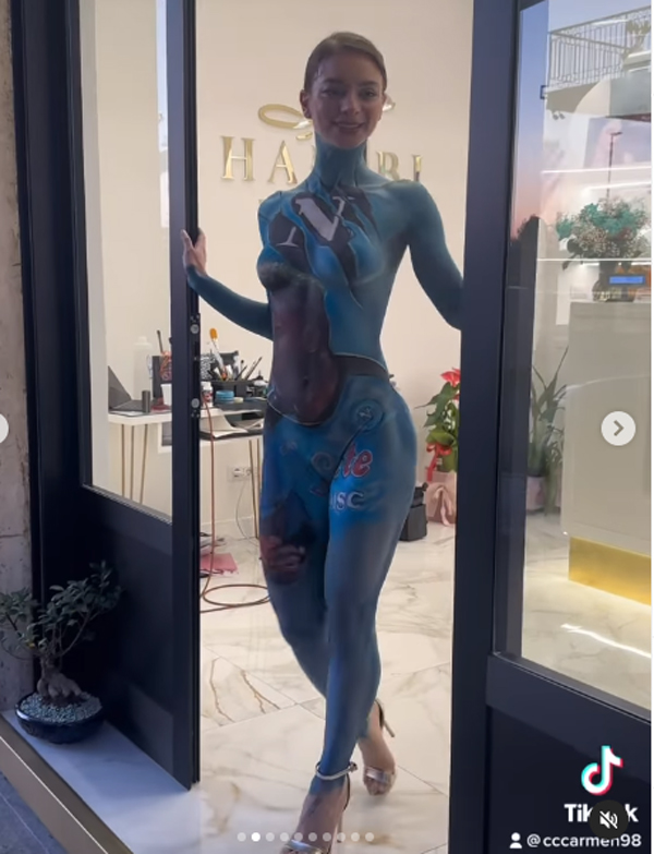 Napoli il body painting scudetto della bellissima Carmen Caccavale (Instagram carmen_ccvl) Napoli il body painting scudetto della bellissima Carmen Caccavale (Instagram carmen_ccvl)