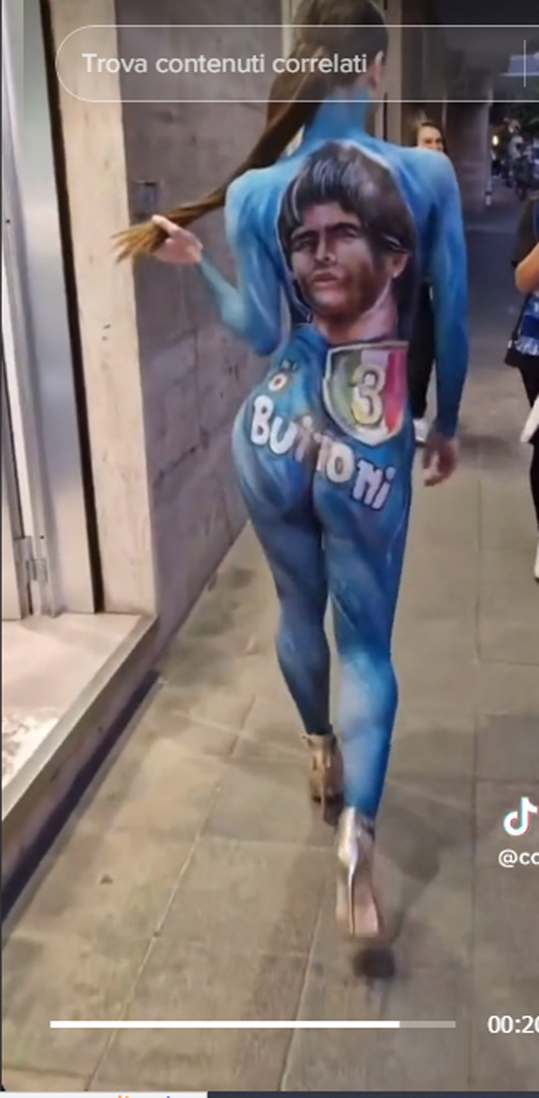 Napoli il body painting scudetto della bellissima Carmen Caccavale (TikTok @cccarmen98) Napoli il body painting scudetto della bellissima Carmen Caccavale (TikTok @cccarmen98)