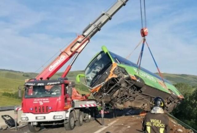 Bus finisce in una scarpata sull’A16 Napoli-Canosa Bus finisce in una scarpata sull’A16 Napoli-Canosa