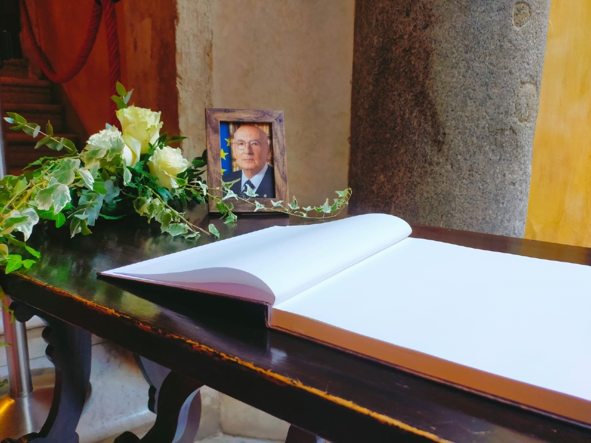 Napolitano, state funeral in a secular form. Politics gathered in Montecitorio