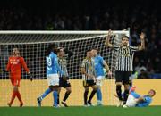 Kvaratskhelia-Raspadori affondano la Juventus. Napoli resiste sogno Champions