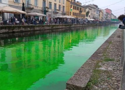 Le acque di tutta Italia si tingono di verde, clamoroso blitz degli attivisti
